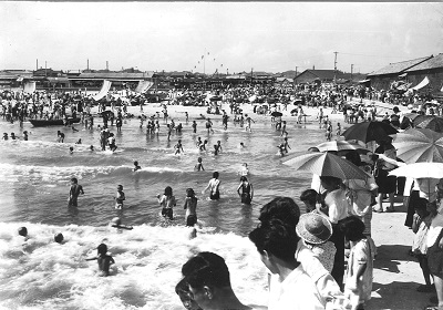 8 小名浜海水浴場　（昭和27年7月　おやけこういち氏所蔵）