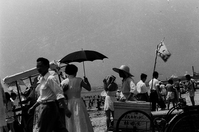 13 小名浜海水浴場のアイスクリーム屋とアイスキャンデー屋(昭和30年代初め、野木茂氏撮影)