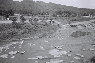 06_遠野町滝のアユ簗場(昭和55年6月、いわき市撮影)：高柴ダム完成後に鮫川渓谷から遠野町滝に移されました