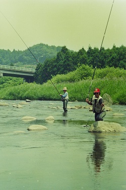 07_四時川のアユ釣り・四時大橋下(平成5年7月、いわき市撮影)：水温が高くなりやすい鮫川水系のアユ釣りは毎年6月中旬ごろに解禁となります