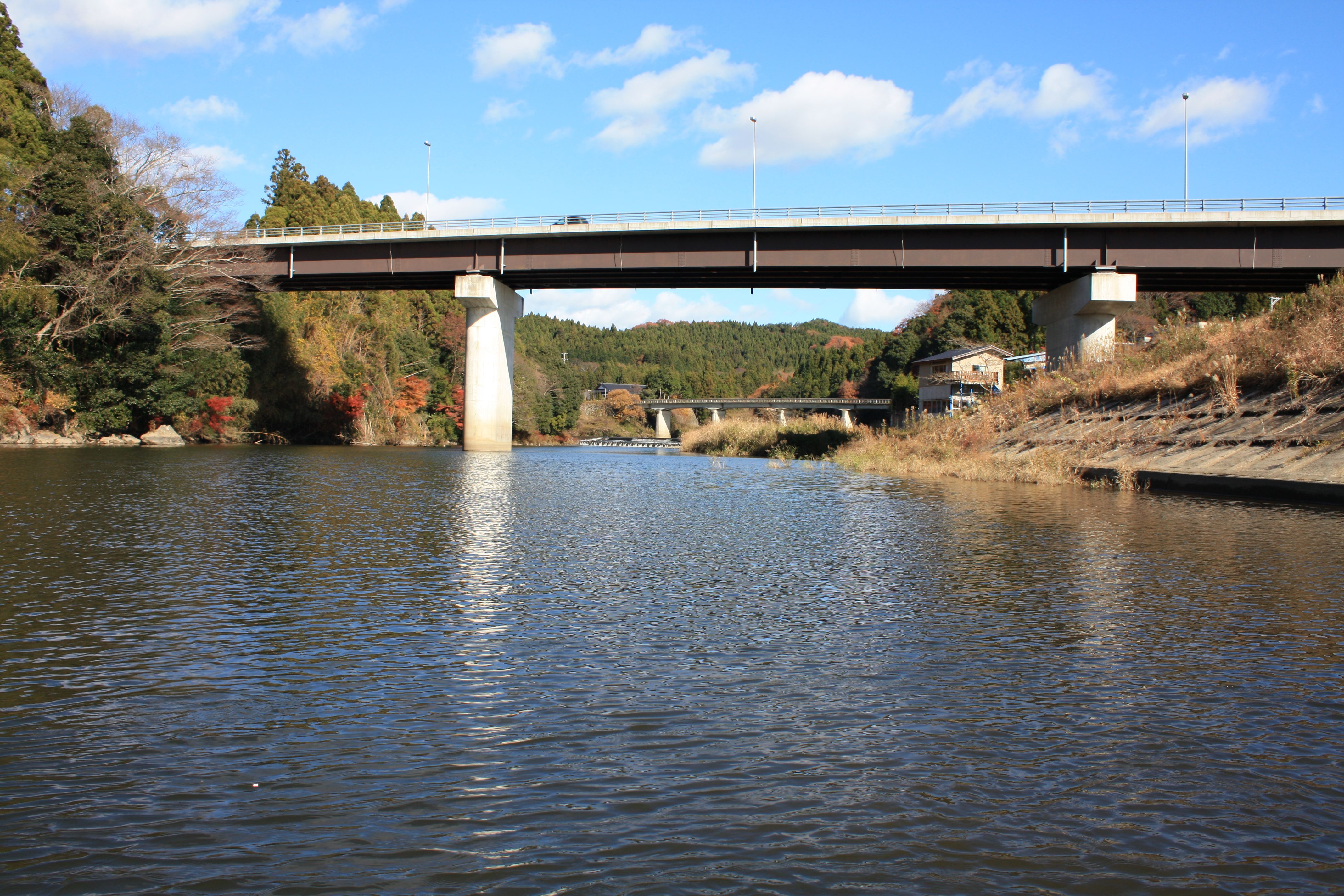 10_鮫川に架かる川原大橋、その向こうに井戸沢橋（平成20年12月、おやけこういち氏撮影）