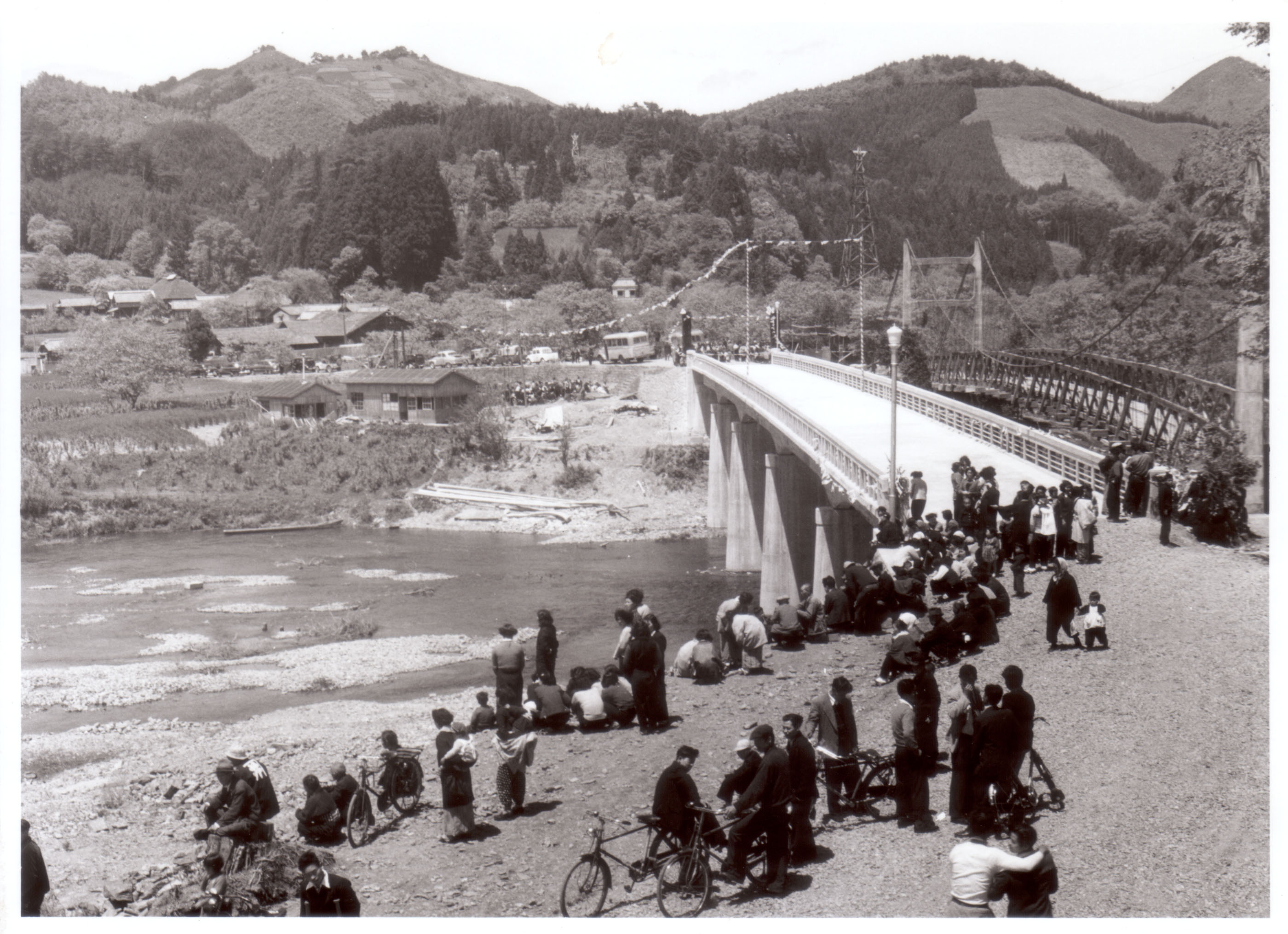 08_井戸沢橋開通に集う山田村の住民(昭和29年、板津弥吉氏撮影)