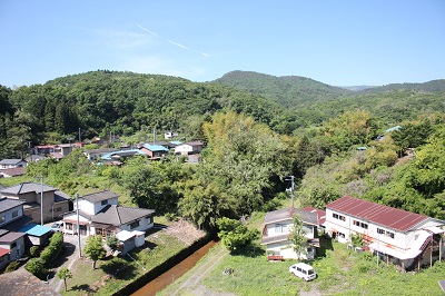 市立好間第三小学校から見る北好間　山の稜線の形でようやく古い写真と比較することができます(平成26年5月、いわき市撮影)