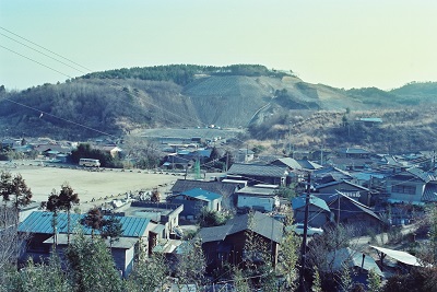 好間ずり山を北側から見る（昭和57年3月、いわき市撮影）