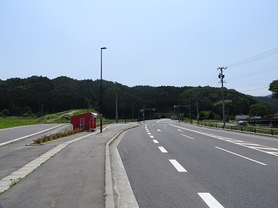 9_いわき三和トンネルを西側から見る。写真左奥が旧国道（平成28年6月、三和支所撮影）