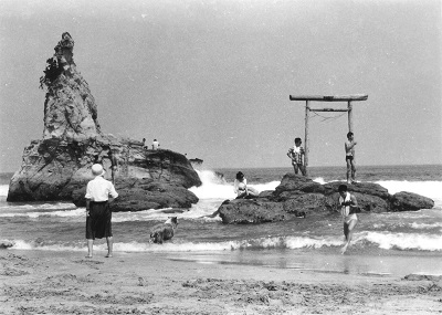 1 二つ島（昭和37年8月10日、浅野和男氏撮影）