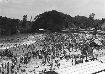 9 国道から見た勿来海水浴場(昭和37年7月29日、浅野和男氏撮影)