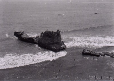 10 勿来海水浴場の二つ島を俯瞰（昭和30年代、長谷川達雄氏撮影）