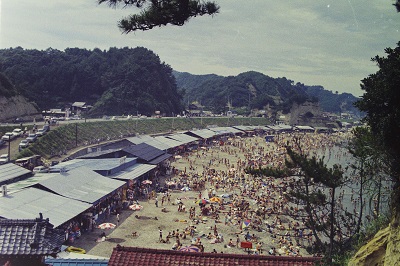 14 侍岬越しの勿来海水浴場「海の家」(昭和50年、いわき市撮影)