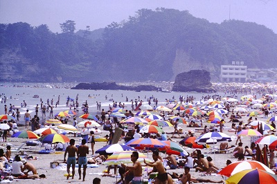 17 勿来海水浴場・二つ島（昭和63年8月、いわき市撮影）