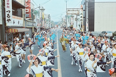 01_天狗おどり・小名浜銀座商店街(昭和53年8月、いわき市撮影)：いわきおどりの手の振りは天狗おどりの要素かも？