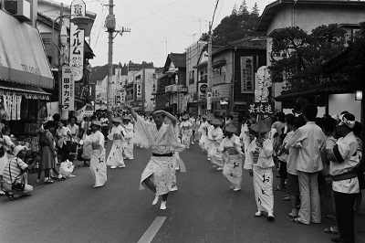 02_やっぺ踊り・常磐湯本町三函の表町通り(昭和49年8月、いわき市撮影)：いわきおどりの左右に揺れるステップはやっぺ踊りの要素かも？
