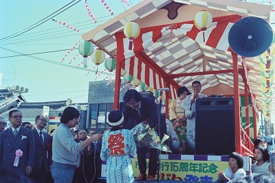 03_いわきおどり発表会・作曲家三木稔氏への花束贈呈(昭和56年10月、いわき市撮影)：後ろに控えているのが民謡歌手の鈴木正夫氏です