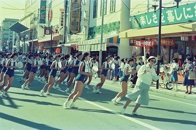 06_いわきおどり発表会・平本町通り(昭和56年10月、いわき市撮影)：元気あふれる小学生のチームです。体操着にも時代を感じます