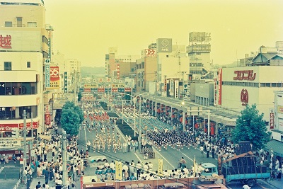 10_いわきおどり・平(現いわき)駅前大通り(昭和59年8月、いわき市撮影)：当時の駅ビル(ヤンヤン)から撮影。アーケードの下で観覧する人の姿が見られます