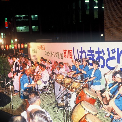 12_いわきおどり(平成4年8月、いわき市撮影)：いわきおどりは、今も昔も迫力の生演奏！今年は12番まである歌詞も楽しんでください♪