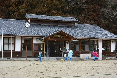 10 市立田人第二小学校と子どもたち(平成26年3月、いわき市撮影)