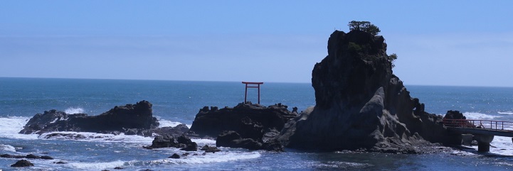 海に浮かぶ弁天島