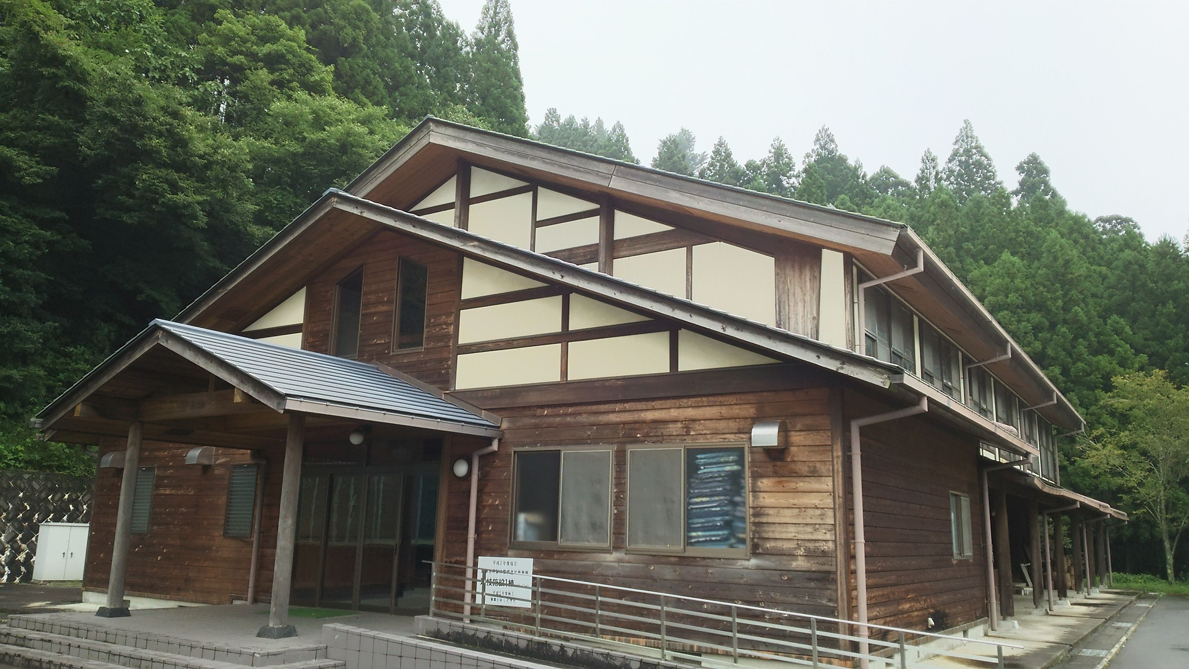 屋内運動場の外観