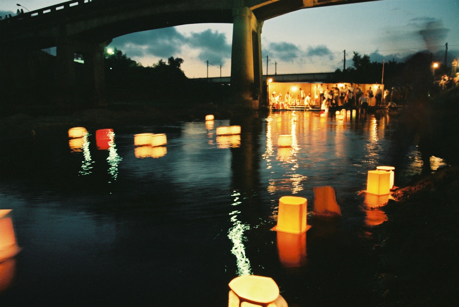 15_夏井川流灯花火大会（平成８年８月、いわき市撮影）