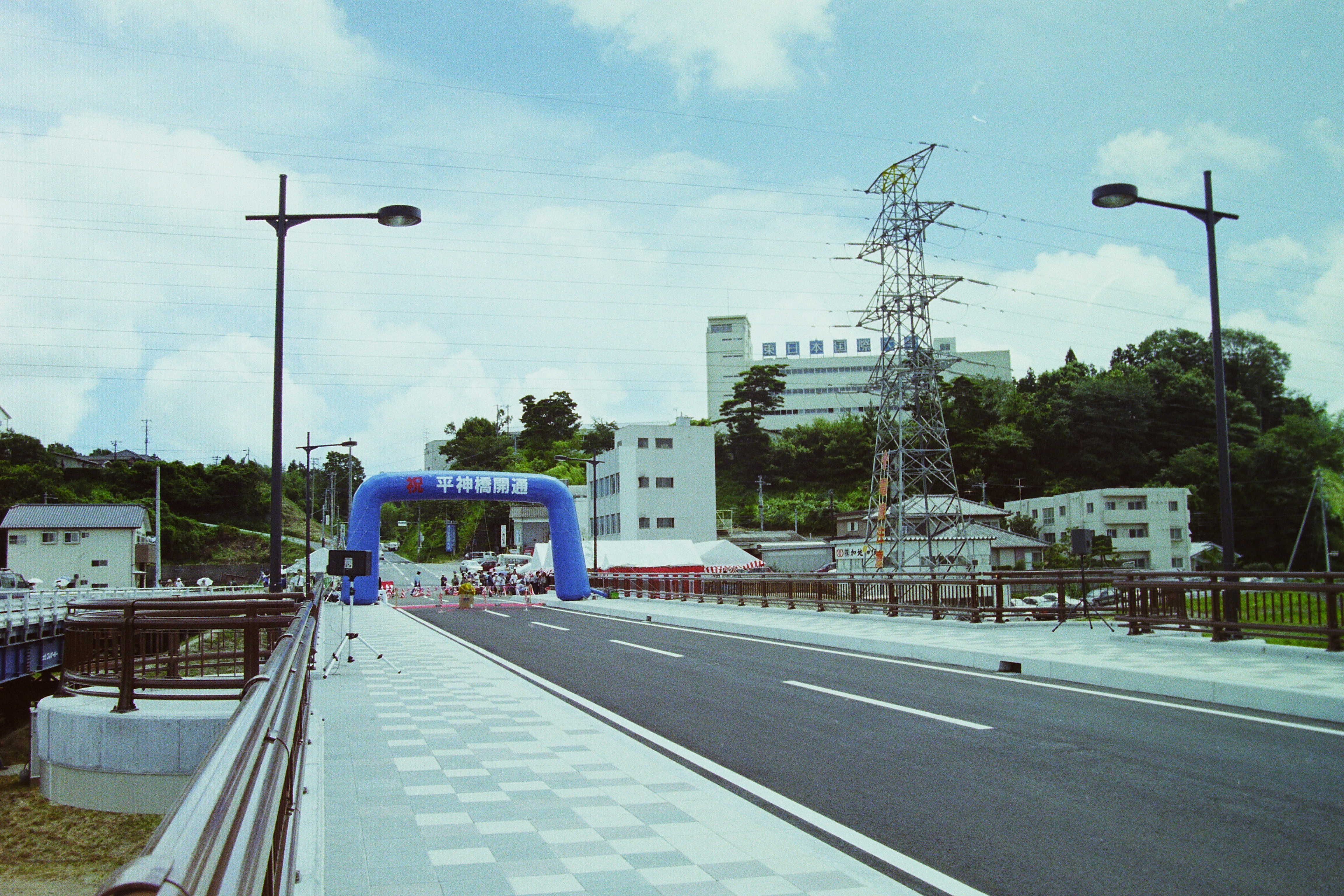 16_平神橋(改築落成)から向鎌田方面を見る(平成11年8月、いわき市撮影)
