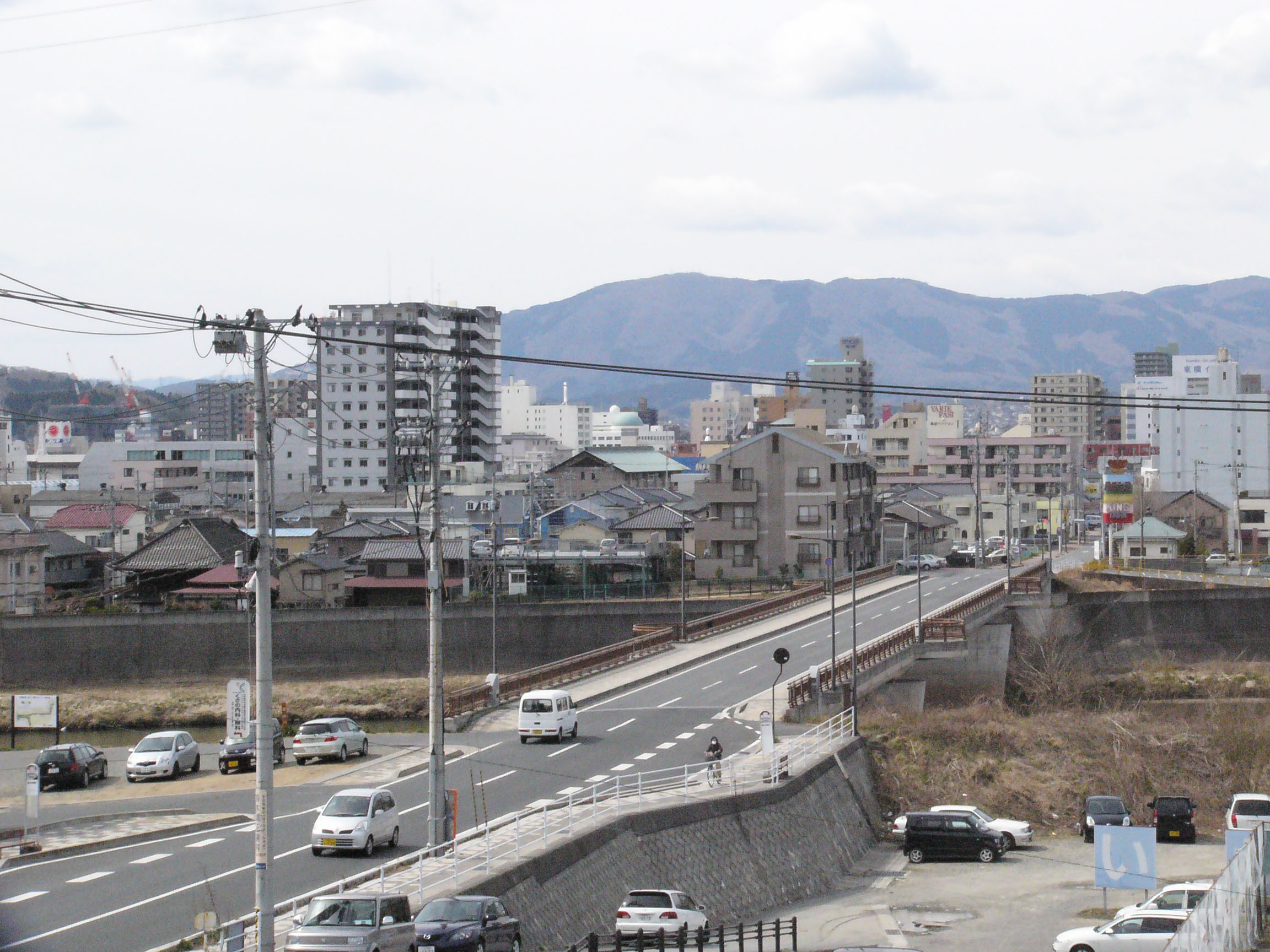 17_向鎌田から見る市道塩・紺屋町線の平神橋（平成19年2月、いわき市撮影）