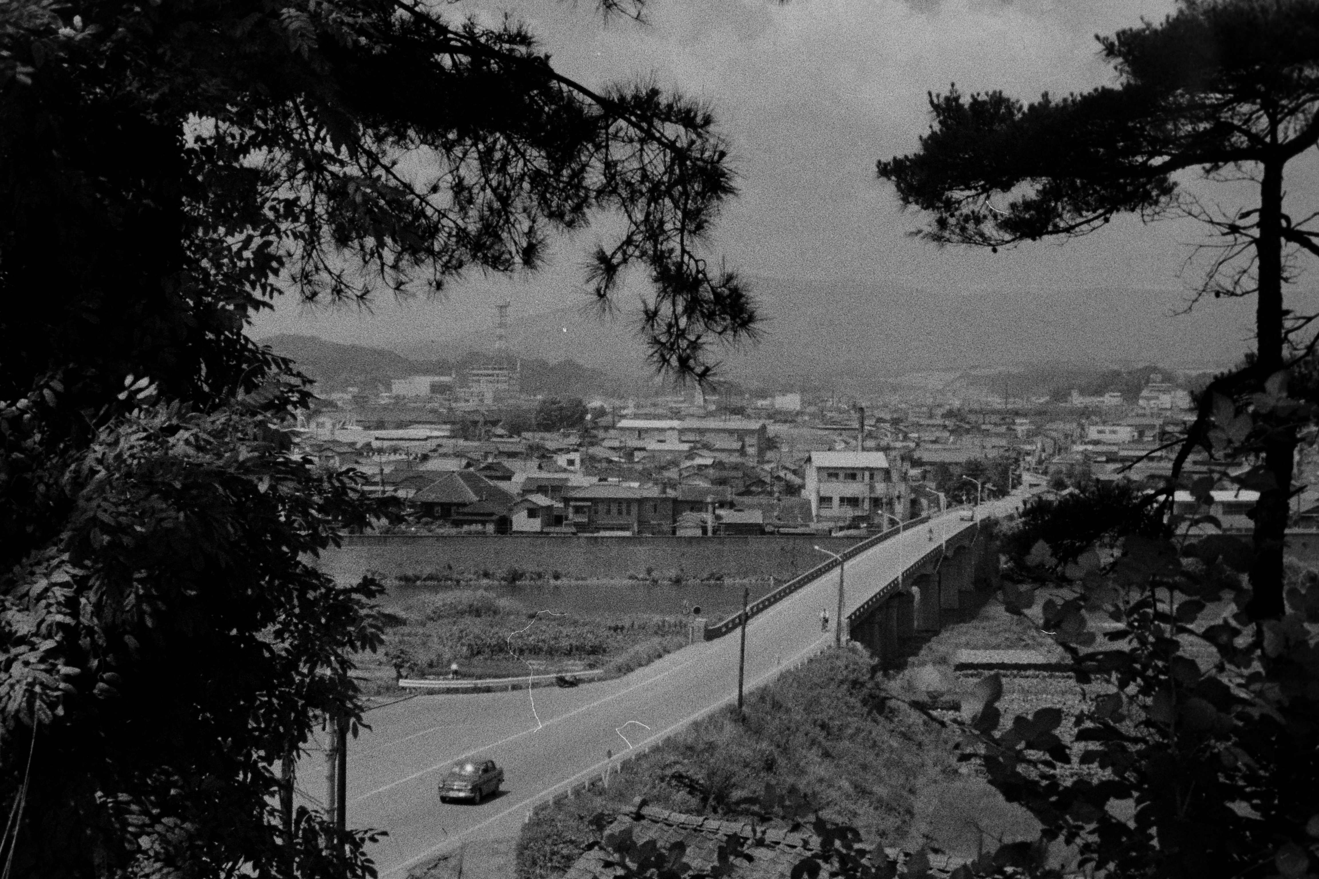 12_鎌田山付近から常磐線、平市街を見る(昭和42年5月、いわき市撮影)