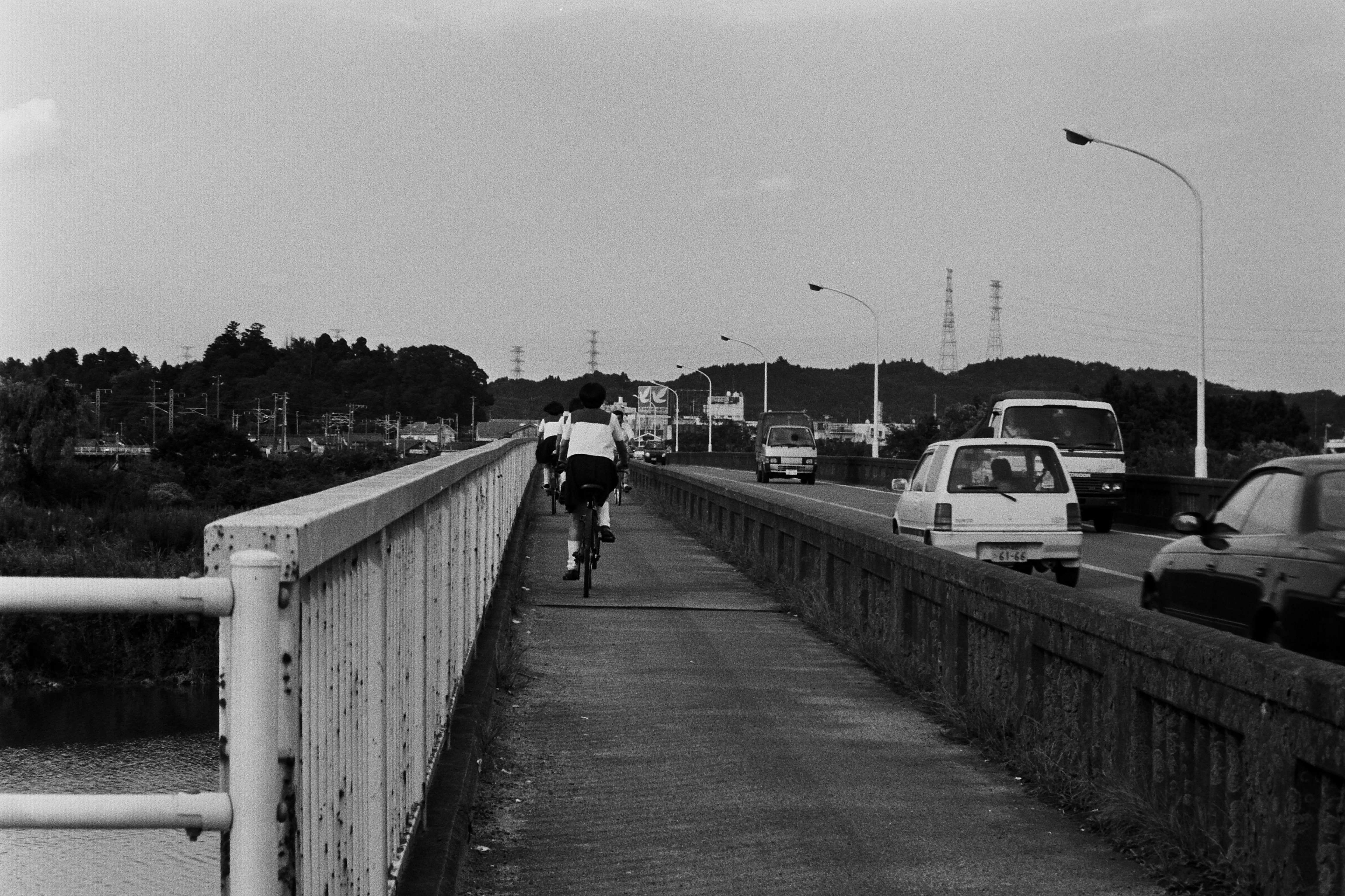14 鮫川橋に歩行者専用橋が設置され、安全に通行（平成7年9月、高萩純一氏撮影）