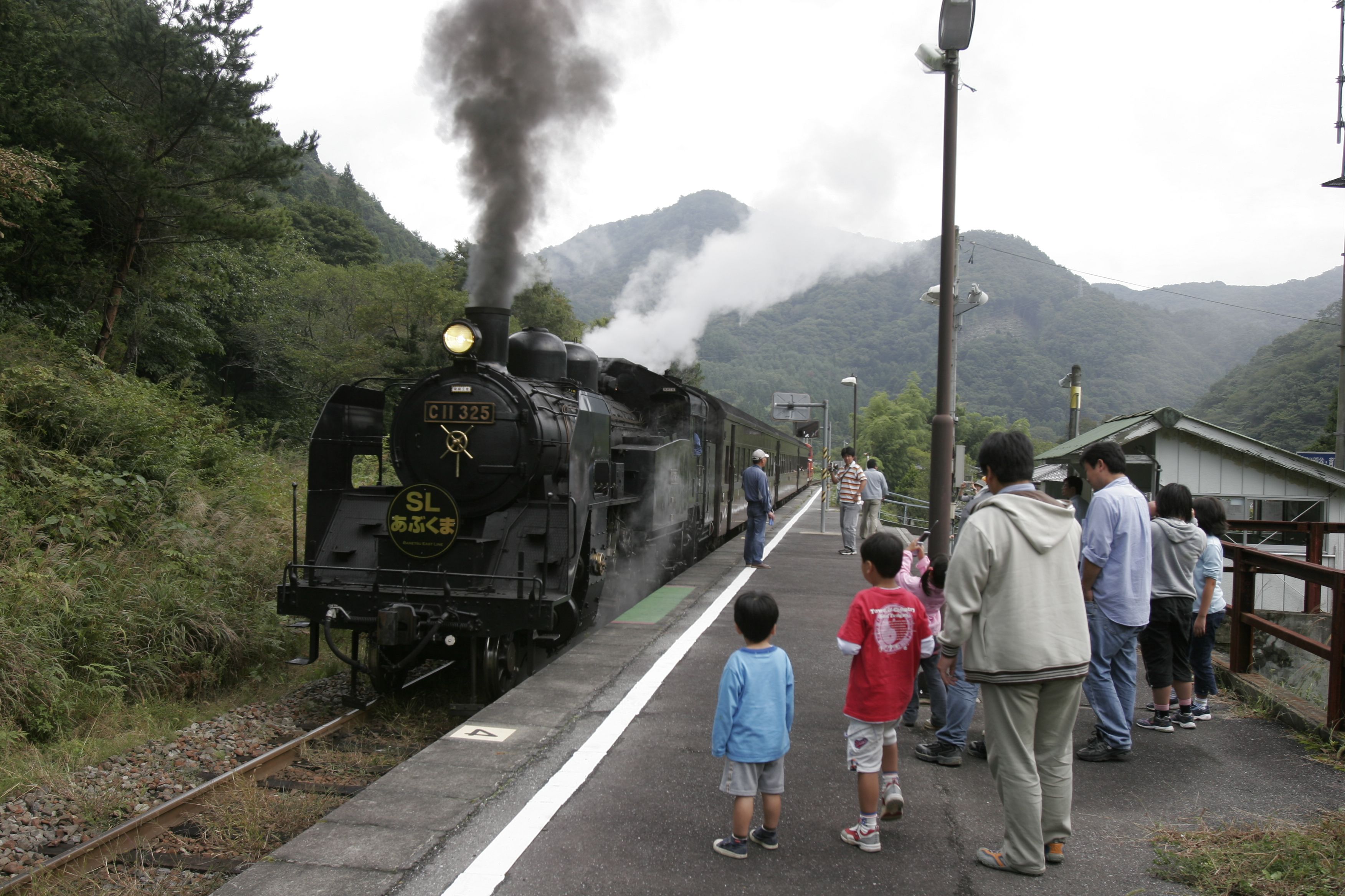 12 江田駅に停車する「SLあぶくま号」(平成17年10月、吉田暁欧氏撮影)