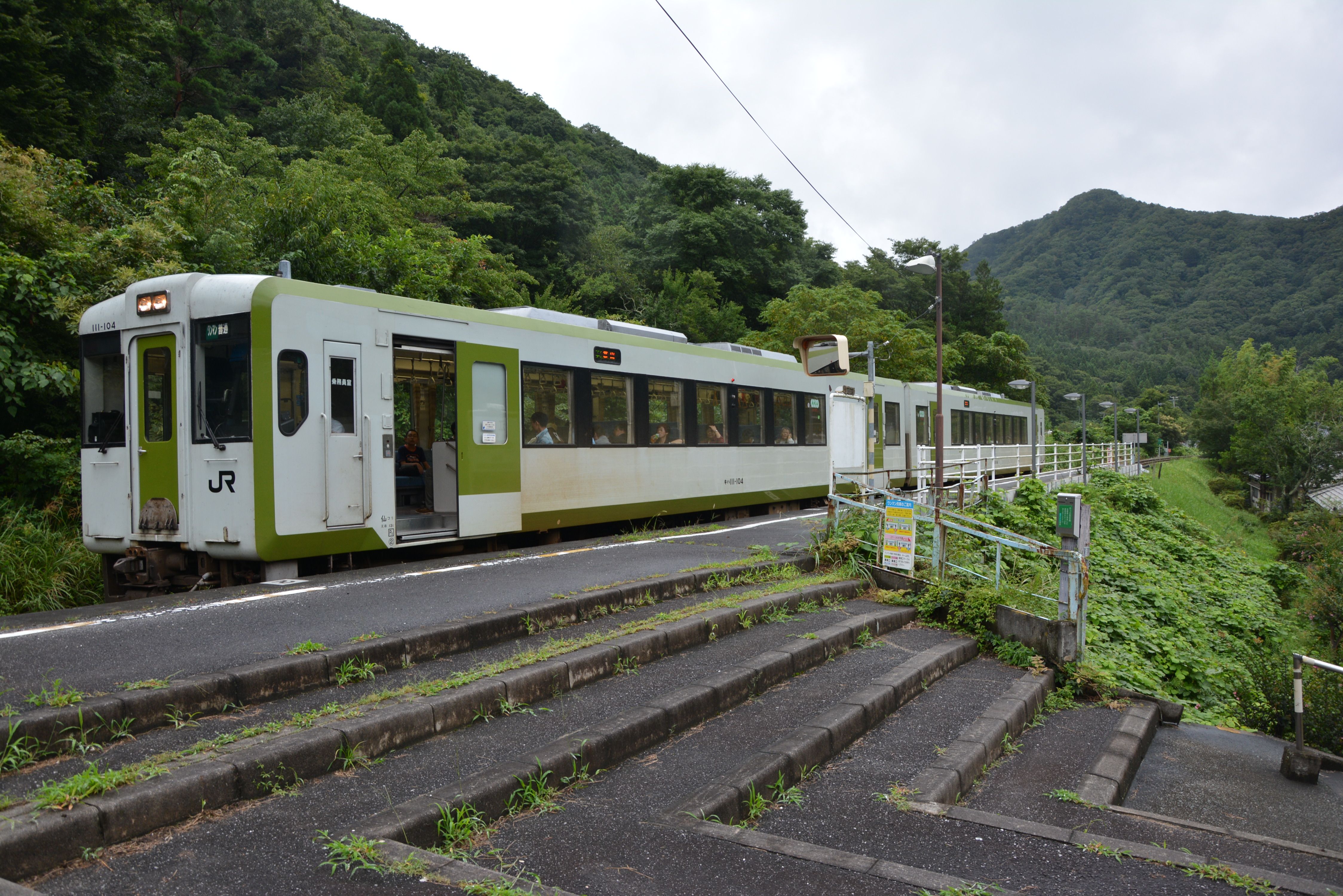 02 紅葉シーズン以外は静かな江田駅(平成27年8月、いわき市撮影)