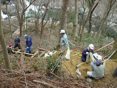 10_「遠野の清流・鮫川を考える会」による、龍神峡へ降りる遊歩道の整備（平成19年2月、櫛田幸太郎氏撮影）