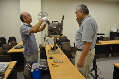 映写機の準備風景。ベテランテレビマンのお二人は頼もしい助っ人です！