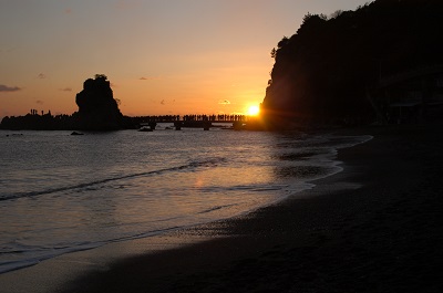 2 波立海岸・弁天島の日の出(平成22年1月、いわき市撮影)