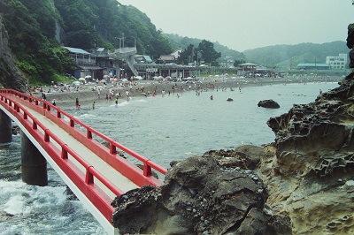 23 弁天橋から見る波立海水浴場(平成6年7月、いわき市撮影)