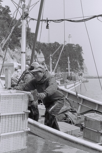 5 豊間漁港の漁師と塩屋埼灯台(昭和59年4月、いわき市撮影)