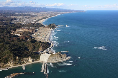 19 空撮・塩屋崎灯台、新舞子浜の海岸線を南側から見る(平成26年12月、いわき市撮影)