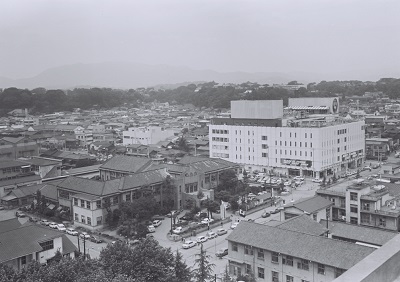 01_05市平支所庁舎(写真中央)と平市街(昭和46年6月、いわき市撮影)：旧平市役所庁舎が転用されていました。奥に見えるのが昭和44年オープンの大黒屋です