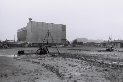 02_02市役所本庁舎ボーリング調査(昭和45年8月、いわき市撮影)：建設場所の県立平工業高校跡地は地盤が弱く地質調査が行われました