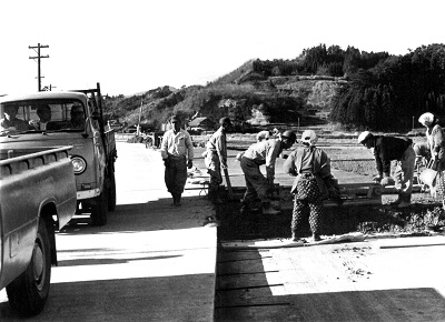 6 鹿島街道(鹿島町地内)の舗装工事(昭和30年代末、比佐不二夫氏提供)