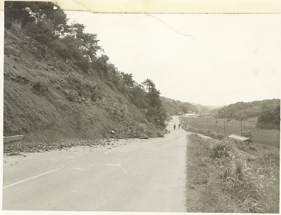 8 鹿島街道の法面崩落・常磐上矢田町地内（昭和40年代、長谷川達雄氏撮影）