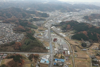 2 鹿島町を北方から小名浜に向かって見る(平成27年12月、いわき市撮影)