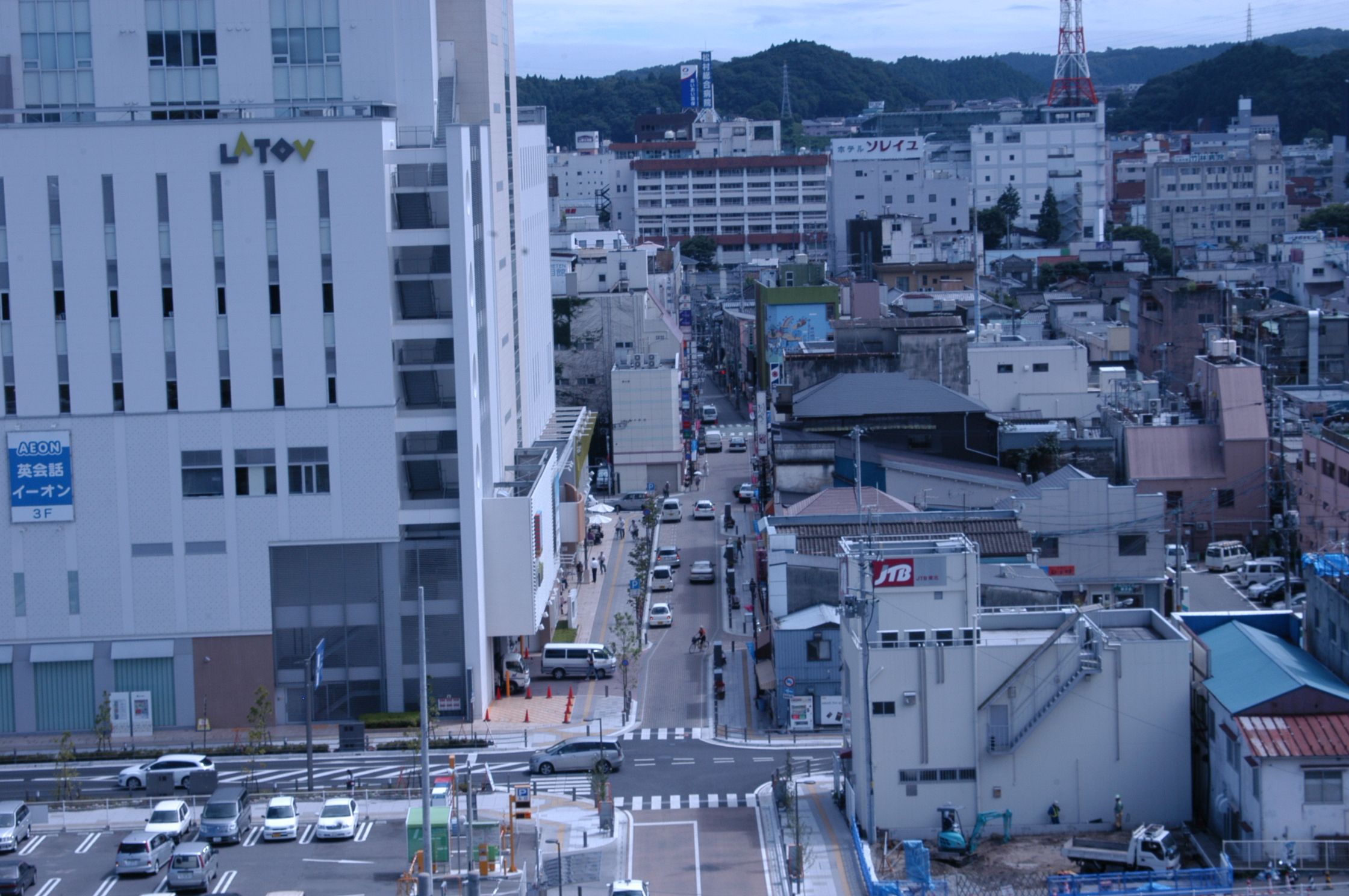 2-3 平銀座通りを旧城跡から見る（平成21年8月、いわき市撮影）