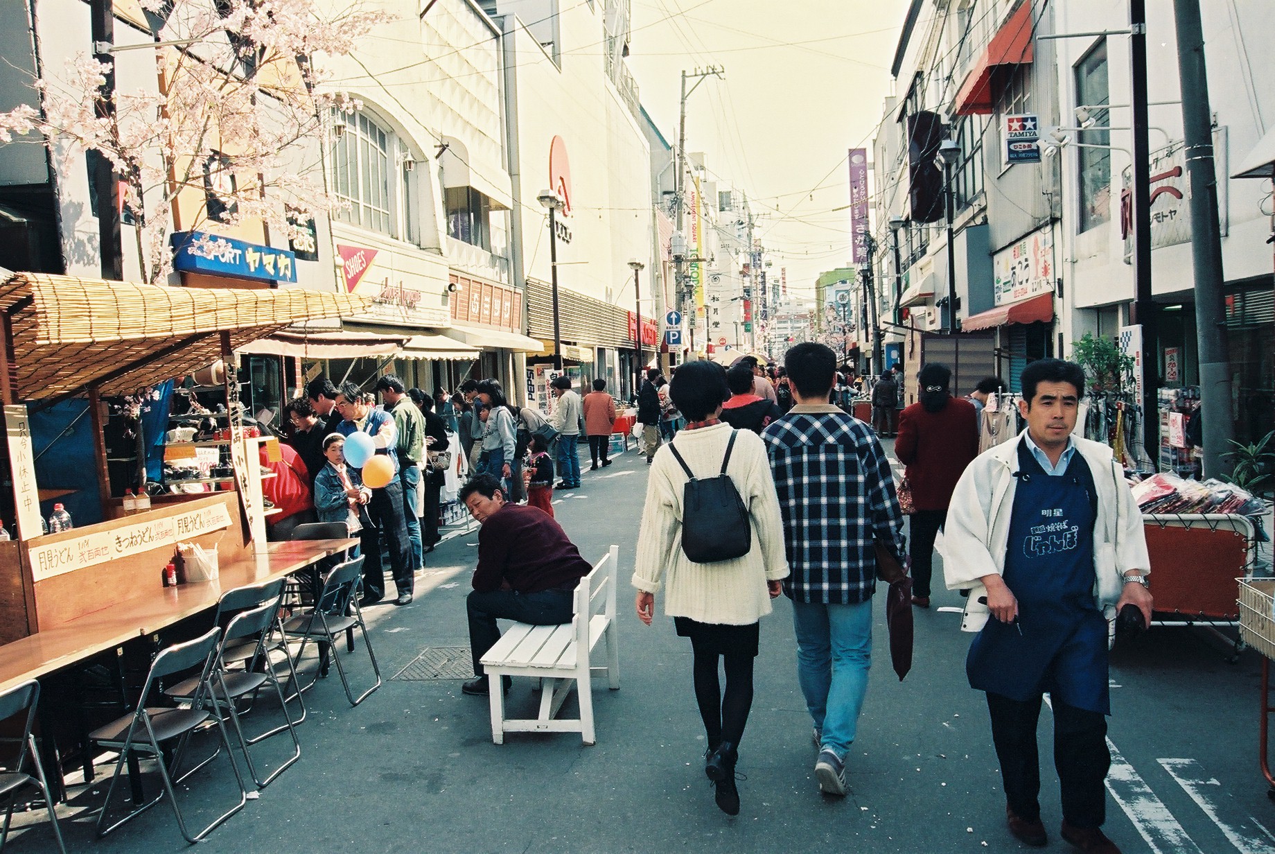 10 銀座通りを本町通りに向かって見る(平成7年4月、いわき市撮影)