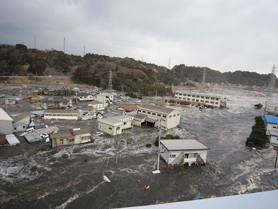 9 岩間町、佐糠町に押し寄せる津波(2011.3.11午後3.42、常磐共同火力勿来発電所撮影)