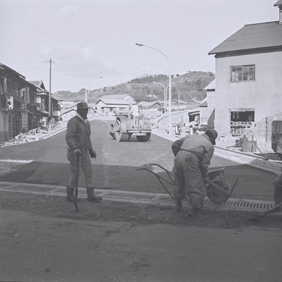 6 湯本町八仙跨線橋を湯本市街側から見る（昭和40年、いわき市所蔵）