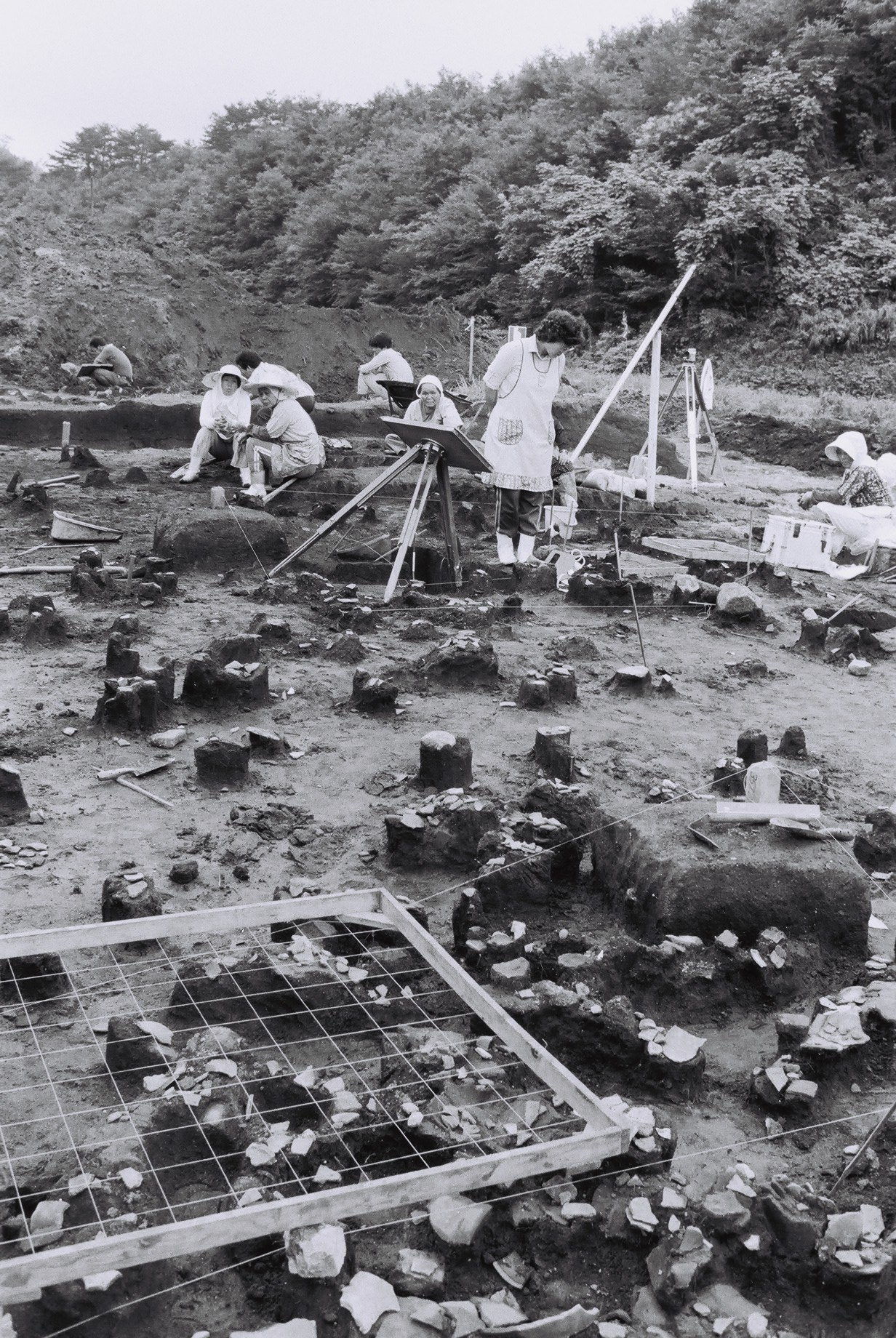 写真14　三崎公園内の「綱取遺跡」発掘調査(昭和58年8月、いわき市撮影)