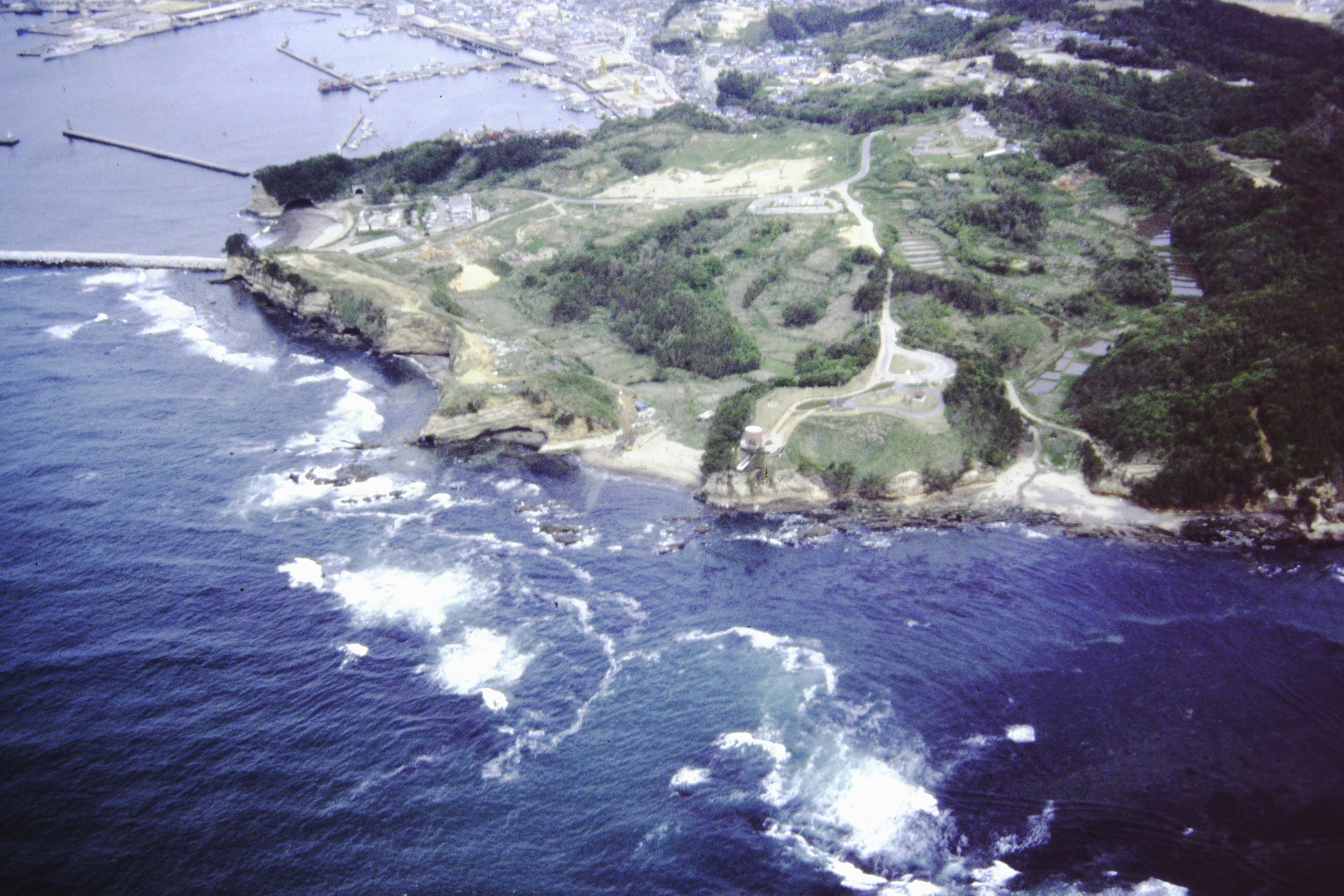 写真2　三崎公園の空撮－小名浜港方向を見る－〔昭和55(1980)年5月　いわき市撮影〕