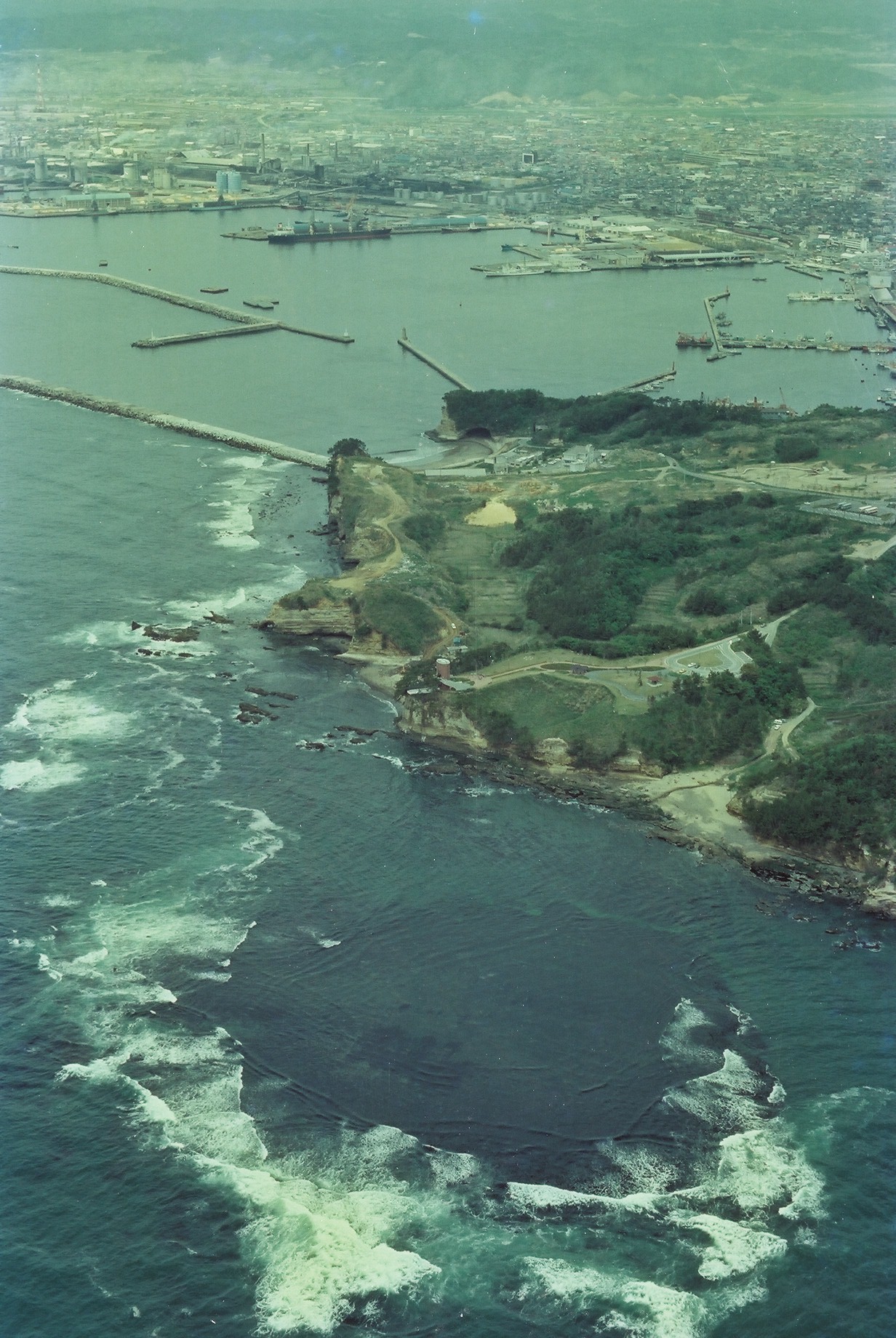写真4　空撮・三崎海岸南方上空から三崎公園、小名浜港港湾を見る(昭和55年頃、いわき市撮影)