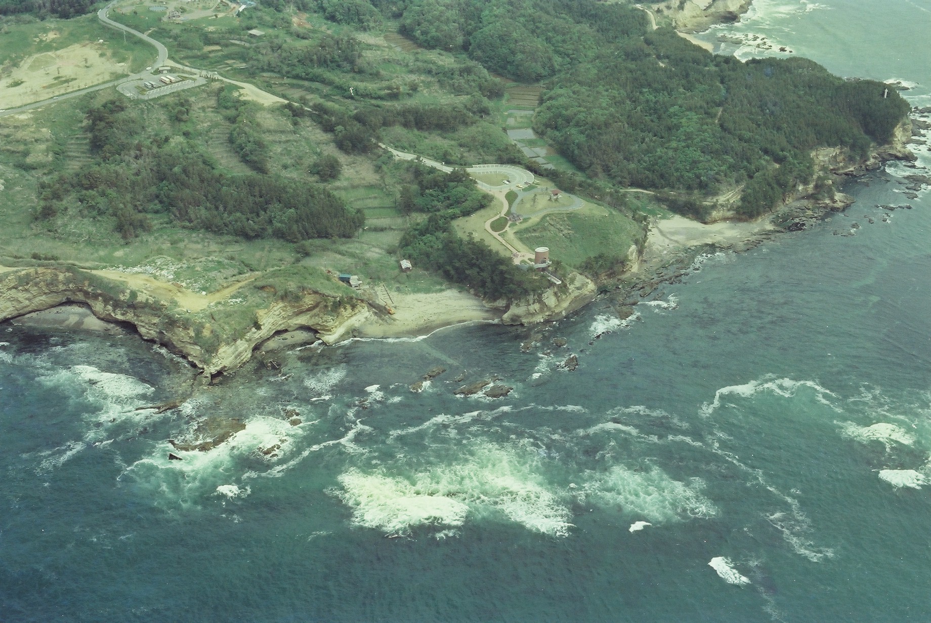 写真5　空撮・三崎公園の三崎潮見台上空から見る(昭和55年頃、いわき市撮影)