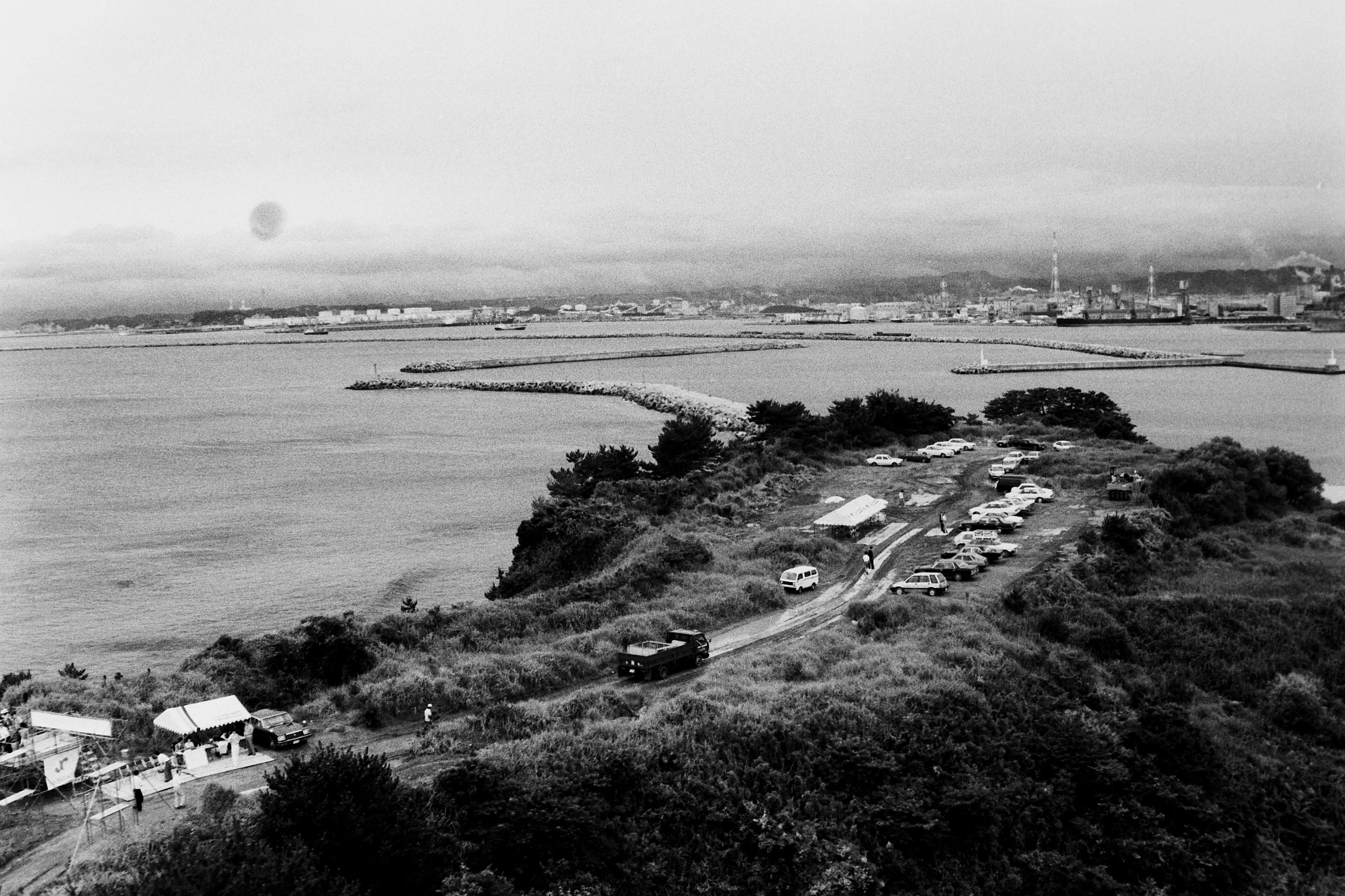写真6　空撮・三崎公園、小名浜港を東側から見る(昭和62年8月、高萩純一氏撮影)